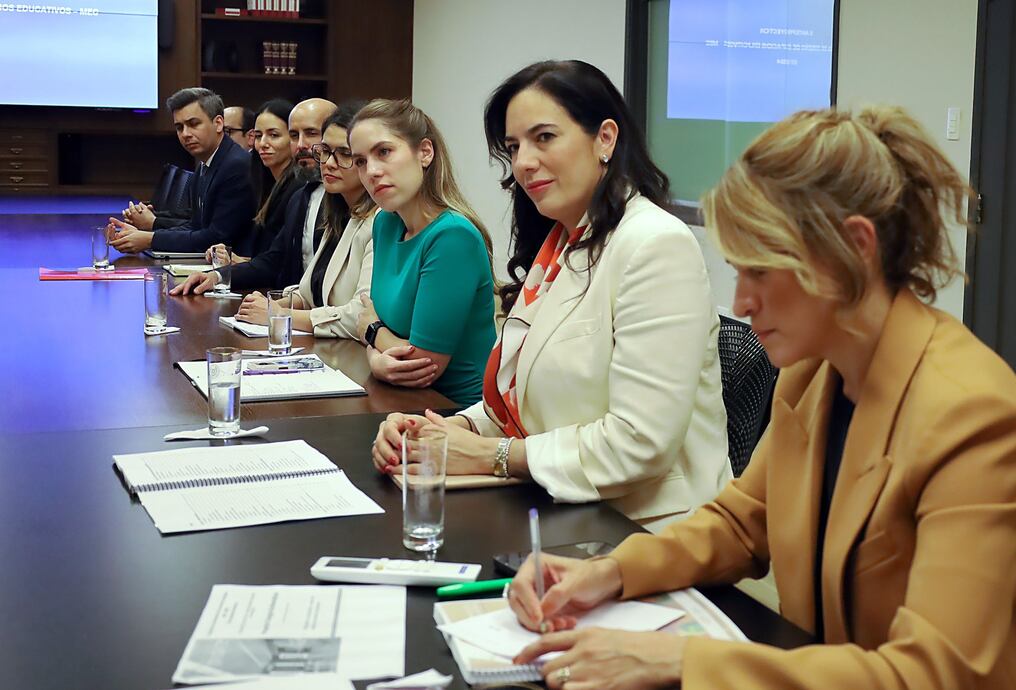 La ministra jefa de Gabinete Civil de la Presidencia de la República, Lea Giménez , junto a la ministra de Obras, Ing. Claudia Centurión y técnicos de la binacional y entes ministeriales analizaron el proyecto que apunta a la construcción de escuelas modelo. Foto: Gentileza