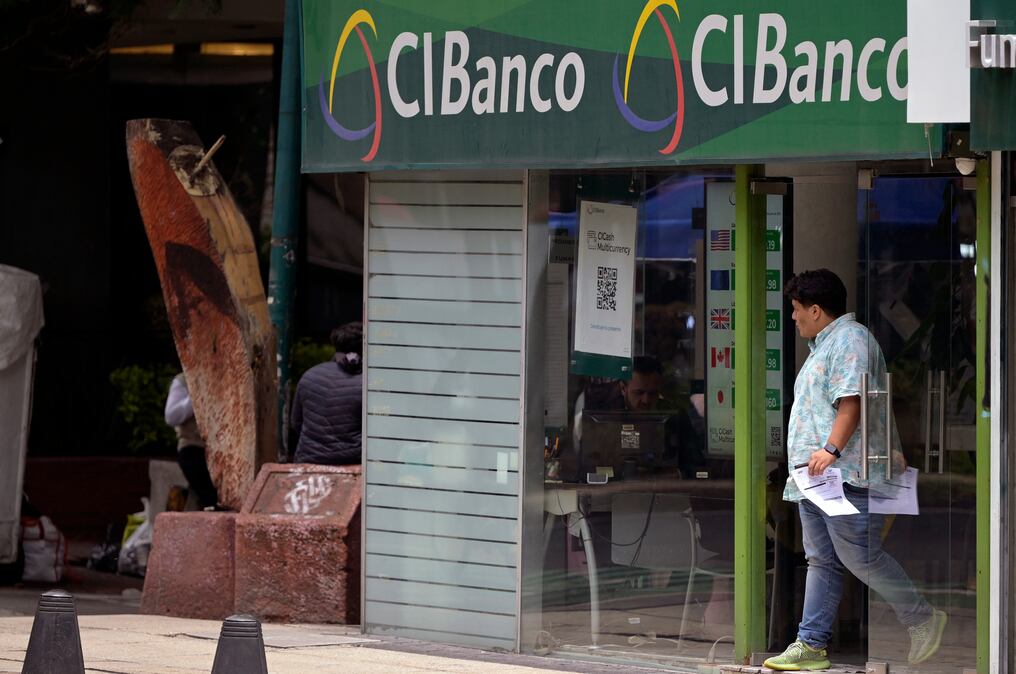 Una persona sale de una sucursal de CIBanco en la Ciudad de México, el 25 de junio de 2025. Foto: Alfredo Estrella/AFP