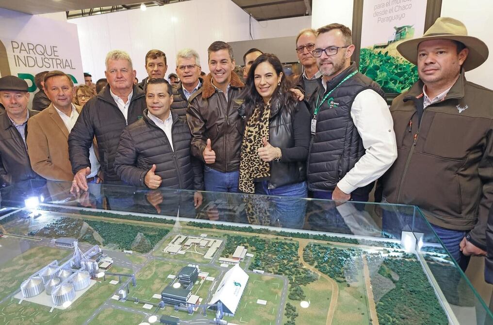 El presidente Santiago Peña y otras autoridades participaron de la Expo pioneros 2024. Foto: Gentileza