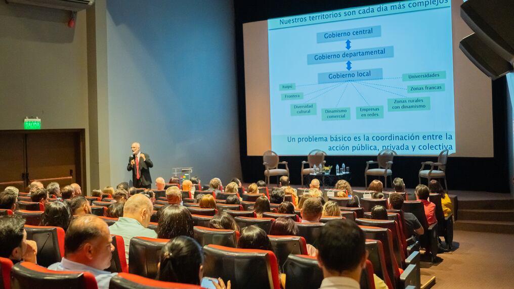 El libro publicado sobre la historia de Codeleste podría significar una herramienta valiosa para replicar el consejo en varios municipios del país siendo su trabajo un modelo a seguir. Foto: Gentileza