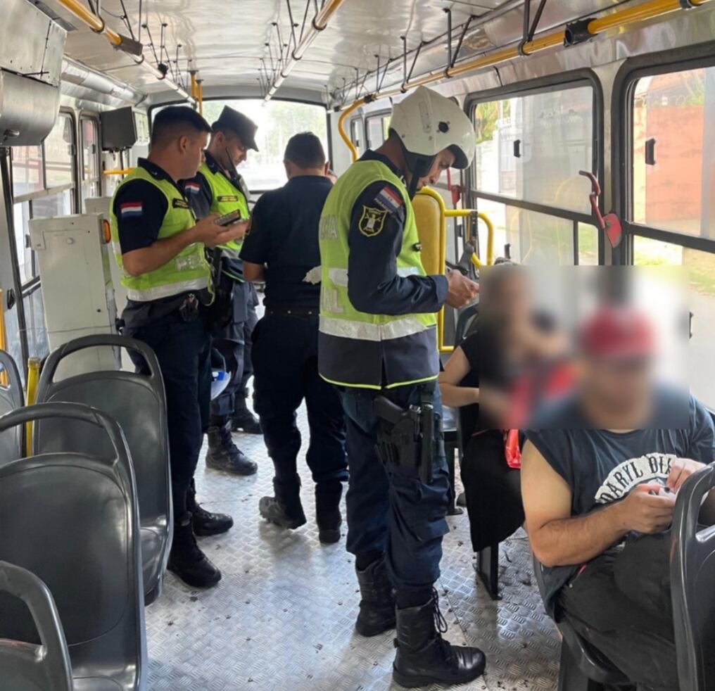 Los controles policiales aleatorios serán reforzados en la noche y madrugada para sacar de circulación a los asaltantes de buses. Foto: Gentileza