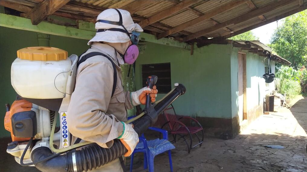 Funcionarios de Senepa intervinieron varios barrios de Asunción y de Central en el marco del plan antidengue. Foto: Senepa
