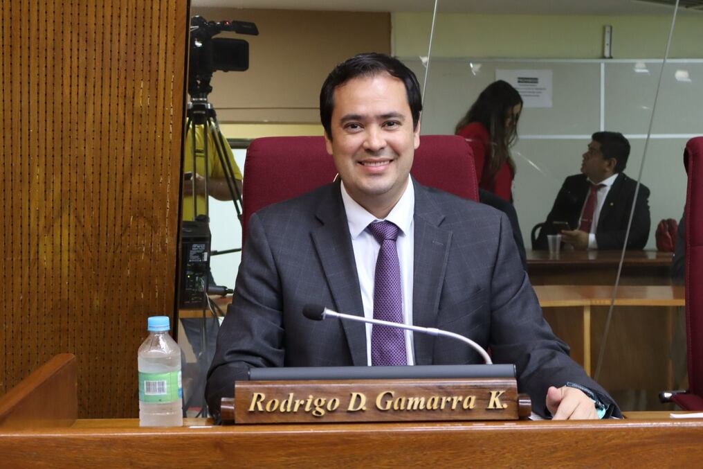 El diputado Rodrigo Gamarra aseguró que siente “envidia sana” del presidente Santiago Peña, por ser el primer presidente en renovar el 100 % de los mobiliarios en las escuelas y alimentar a un millón de niños. Foto: Gentileza