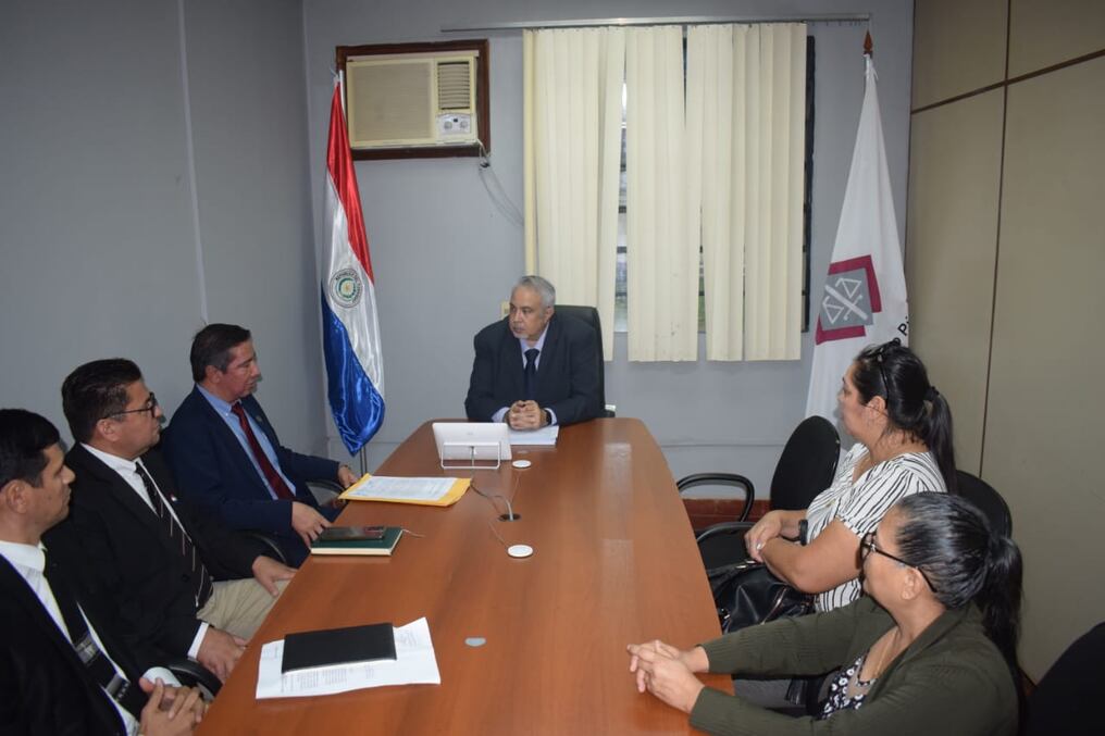 Un grupo de abogados de Hernandarias se reunió con el fiscal adjunto de Ciudad del Este, Jorge Sosa, pidieron la designación de fiscales en dos unidades vacantes interinadas por otros agentes. También quieren médico forense y psicólogos. Foto: Gentileza