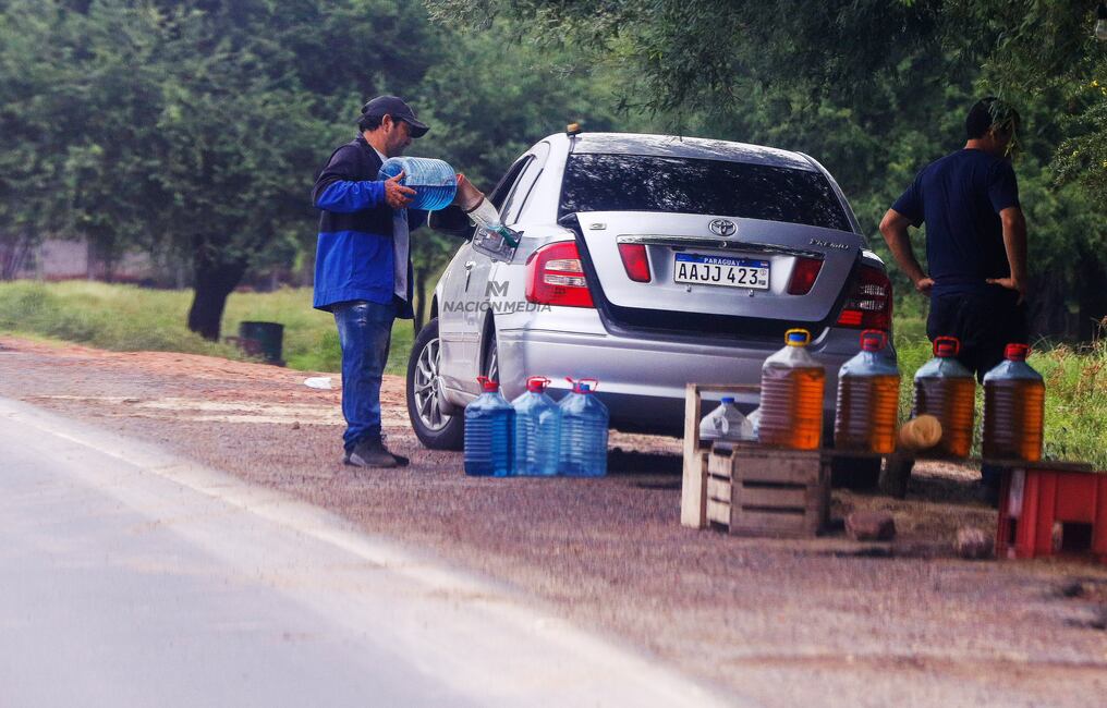 En las calles de las ciudades paraguayas, vecinas a Argentina, se vende el combustible de contrabando. Foto: Archivo