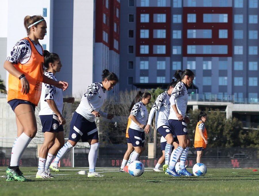 El plantel de la albi­rroja se moviliza en Hous­ton, espe­rando el debut hoy.FOTO: @APF