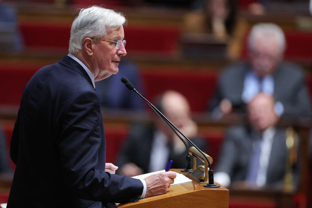 El primer ministro francés Michel Barnier pronuncia un discurso en la Asamblea Nacional en París. Foto: AFP