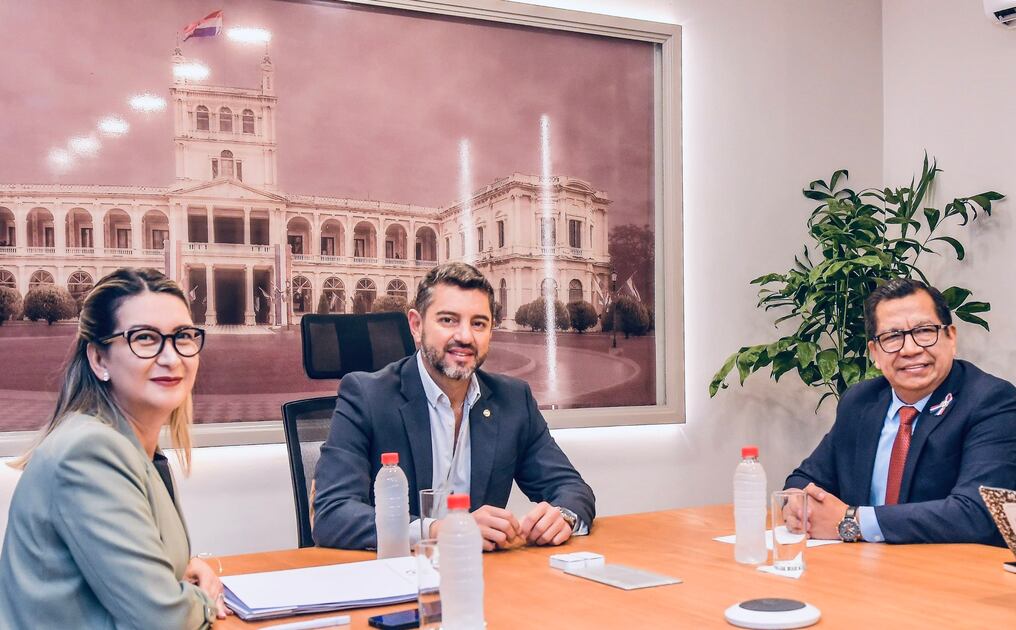 El presidente en ejercicio, Pedro Alliana, se reunió con el ministro de Desarrollo Social y la titular de la cartera de Trabajo. Foto: Gentileza