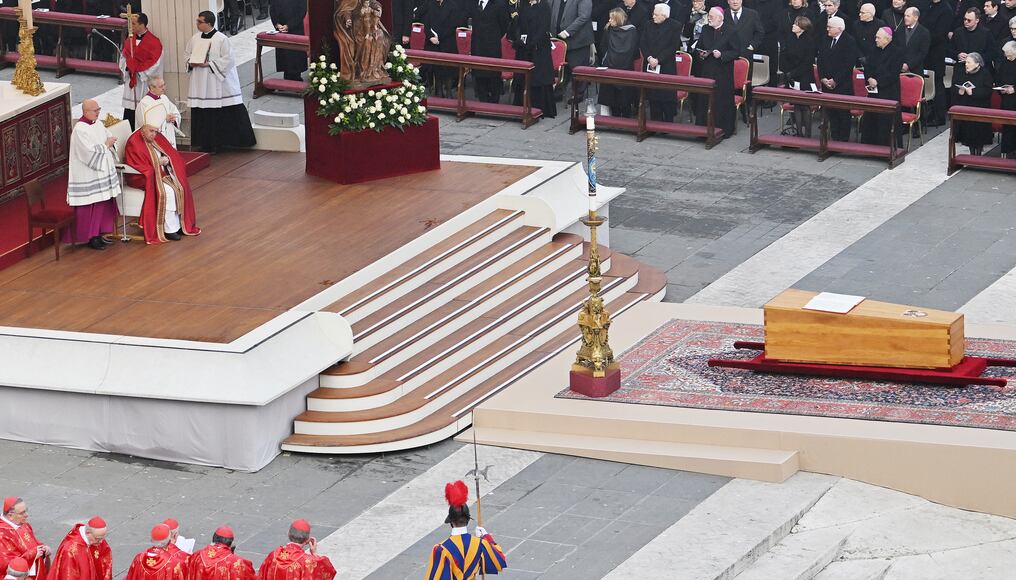 Al pie de una basílica de San Pedro, el 5 de enero de 2023 Francisco presidió la misa de funerales por el papa emérito Benedicto XVI. Foto: AFP