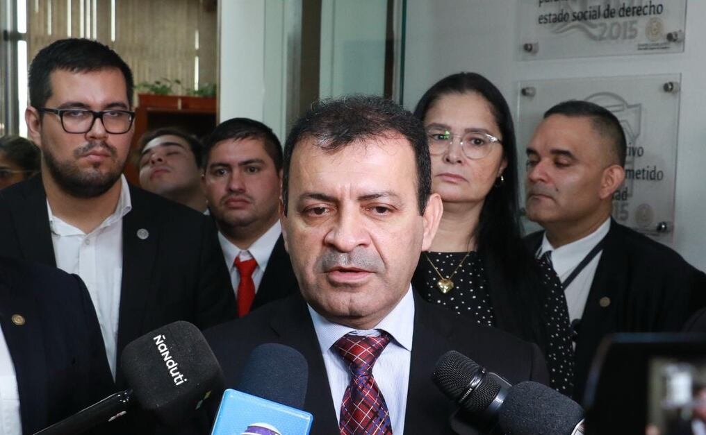 El diputado Miguel Ángel del Puerto indicó que baraja los nombres de la concejal municipal Raquel Alvarenga y del concejal departamental Lucas Escobar para la precandidatura a la jefatura comunal.  Foto: Gentileza