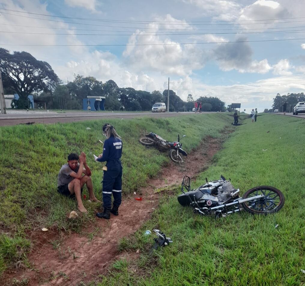 Dos heridos y una fallecida fue el resultado del accidente en Yguazú. Dos jóvenes habrían estado en plena carrera ilegal en ruta cuando impactaron contra la mujer. Foto: Gentileza