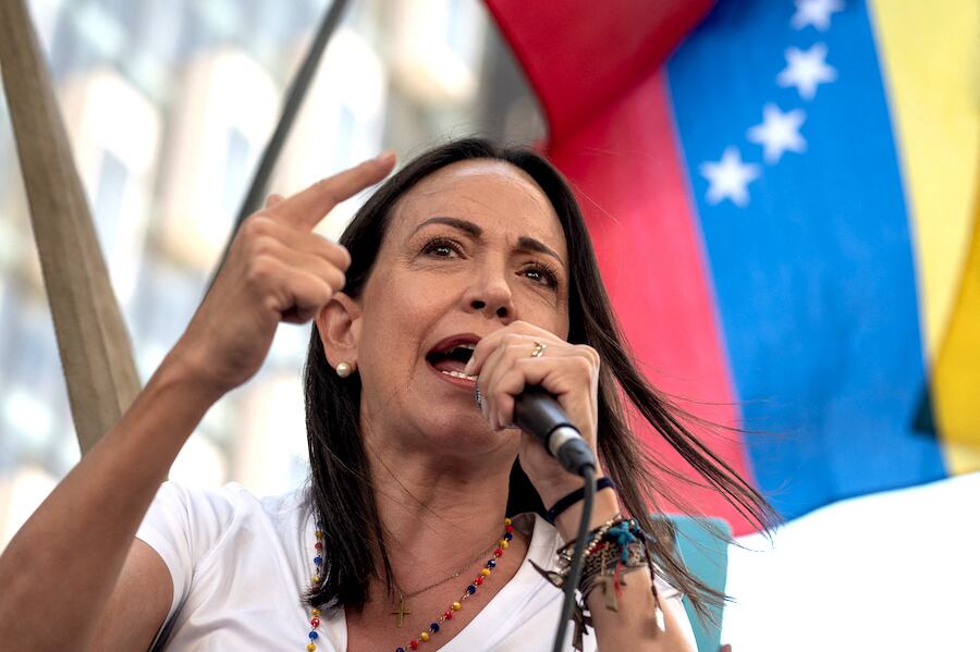 La líder opositora  María Corina Machado fue inhabilitada para las elecciones, sin embargo las encuestas le dan 72 % de preferencia frente a Nicolás Maduro. Foto: AFP