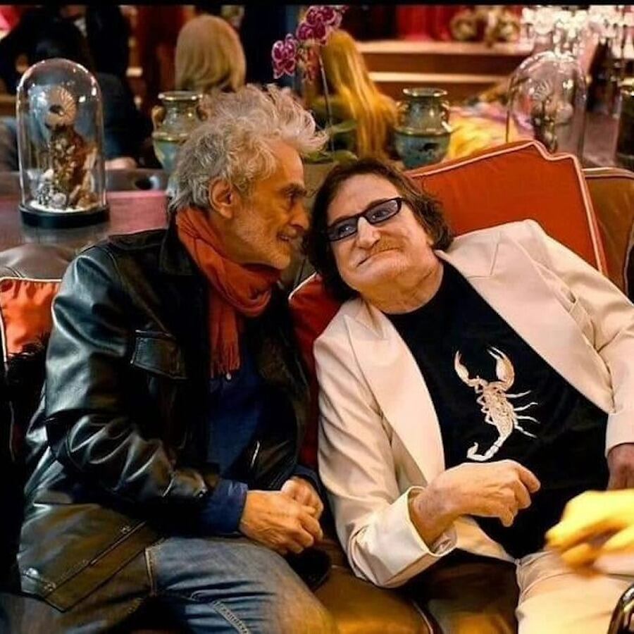 Charly junto con Daniel Melingo calzando la remera con la imagen que sería la tapa de “La lógica del escorpión”