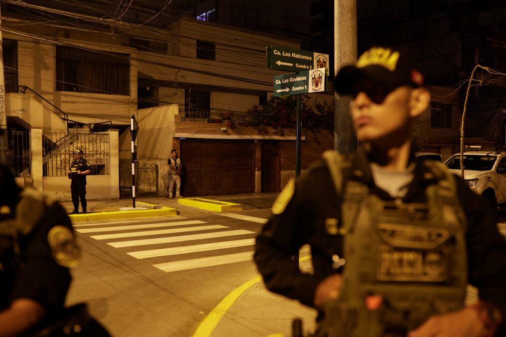 Dina Boluarte rechazó este sábado el allanamiento fiscal y policial que tuvo en su oficina y despacho presidencial. Foto: AFP