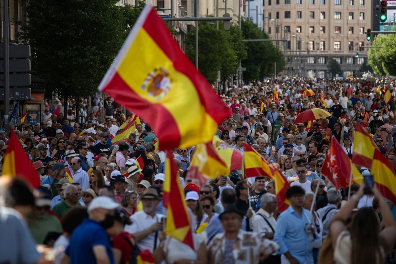La Nación / Madrid: miles de personas se manifiestan contra el gobierno de Pedro Sánchez