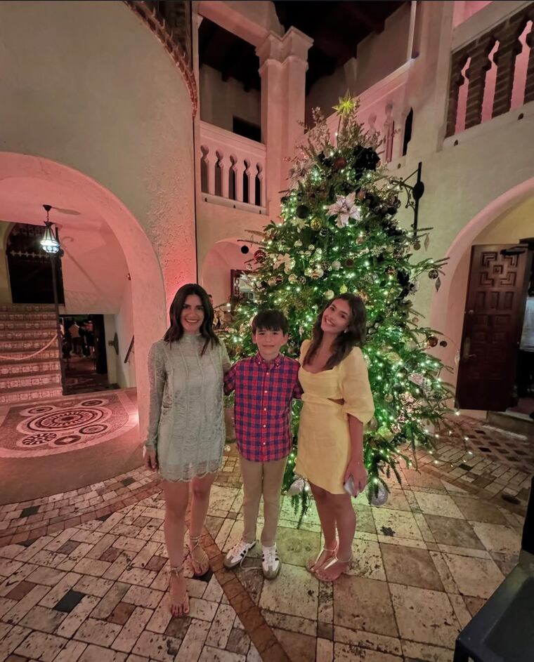 Amparo Velázquez junto a Mikko y Amelie. Foto: Instagram - @amparovelazquez1