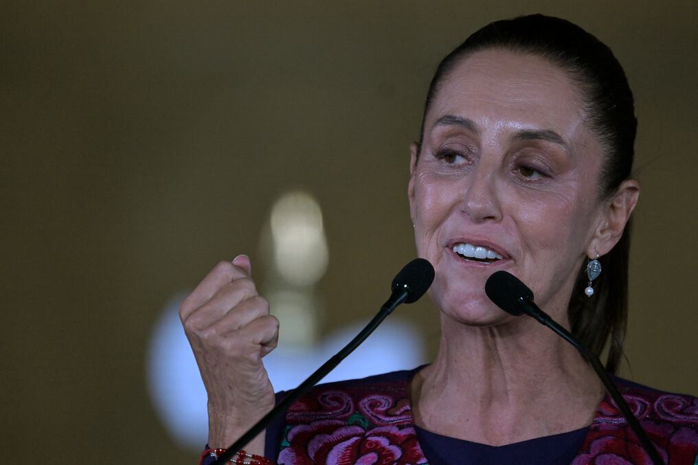 Claudia Sheinbaum se apresuró a ratificar en el cargo al secretario de Hacienda, Rogelio Ramírez, luego de que el lunes la Bolsa mexicana se desplomara 6 %. Foto: AFP