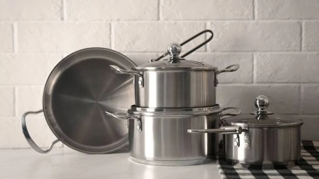Limpia los utensilios de cocina de aluminio después de cada uso con agua y detergente, y secalos con un paño de microfibra. Foto: iStock