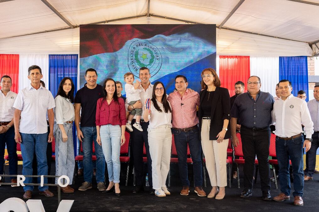 El Gobierno entregó las primeras 10 llaves de las casas, de un total de 50 viviendas que conforman el proyecto de Che Róga Porã 2.0 en el barrio Arasy. Foto: Gentileza
