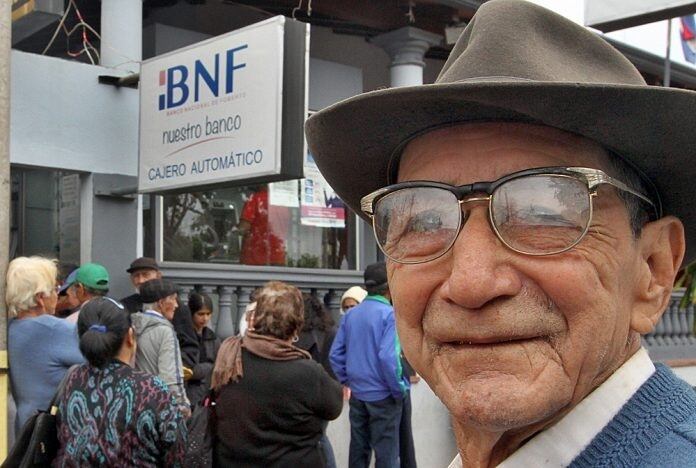 El ministro de Desarrollo Social, Tadeo Rojas, destacó la predisposición del BNF para llegar hasta los beneficiarios del programa de Pensión Universal para Adultos Mayores. Foto: Archivo