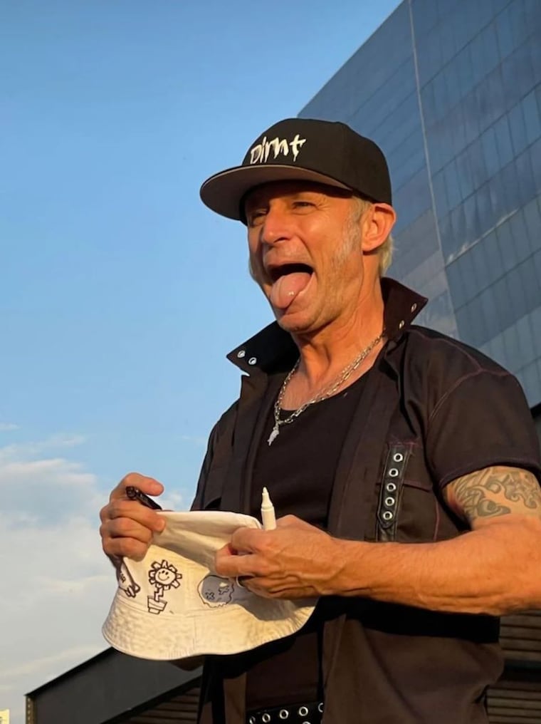 Mike Dirnt, firmó autógrafos a sus fans paraguayos. Foto: Gentileza - G5Pro