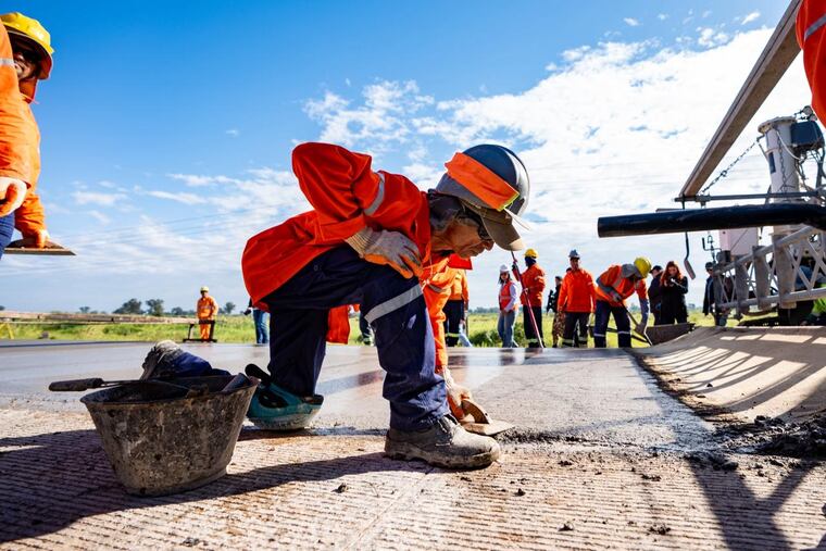 El mandatario Santiago Peña verificó avances de las obras de la rehabilitación de la ruta PY05, en el tramo Pozo Colorado-Concepción. Foto: Presidencia