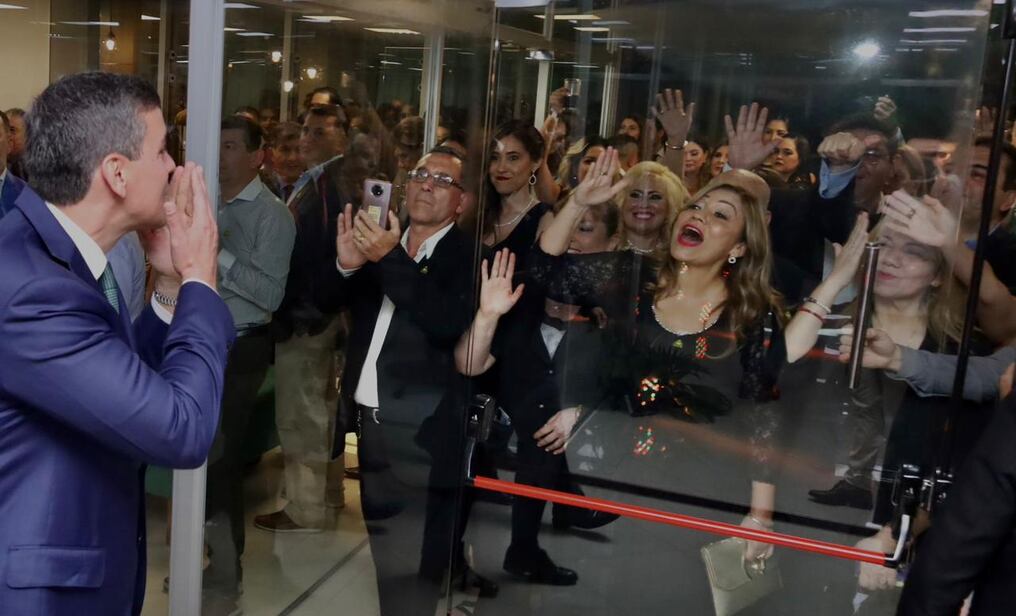 Santiago Peña tuvo un entusiasta recibimiento por los presentes en el acto, a lo que respondió con un saludo especial. Foto: Gentileza