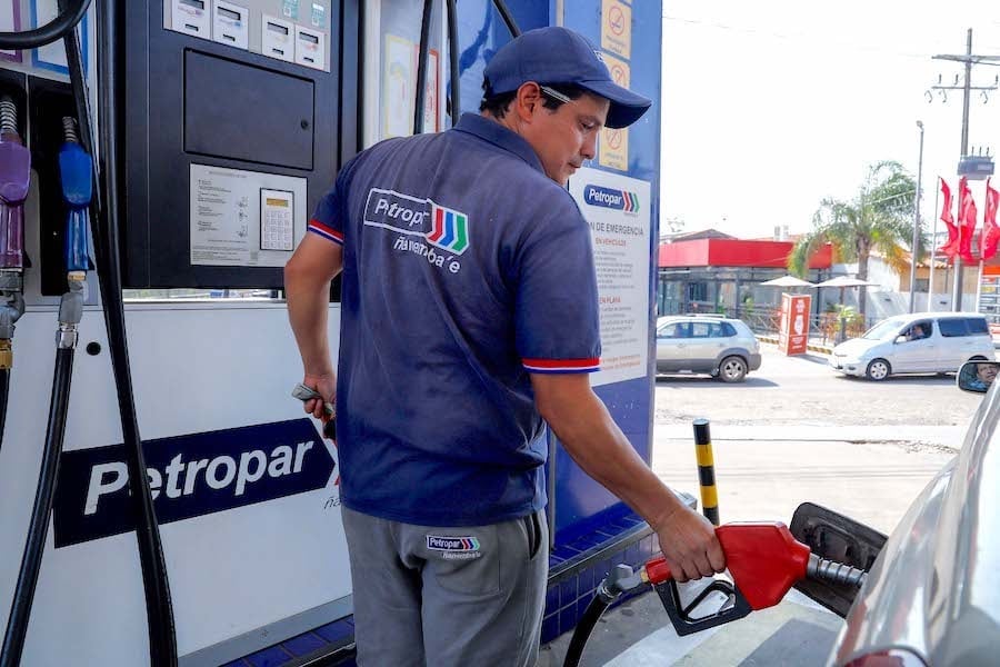 Desde este lunes, la ciudadanía podrá adquirir sus combustibles de Petropar a un precio por litro G. 250 menor. Foto: Archivo