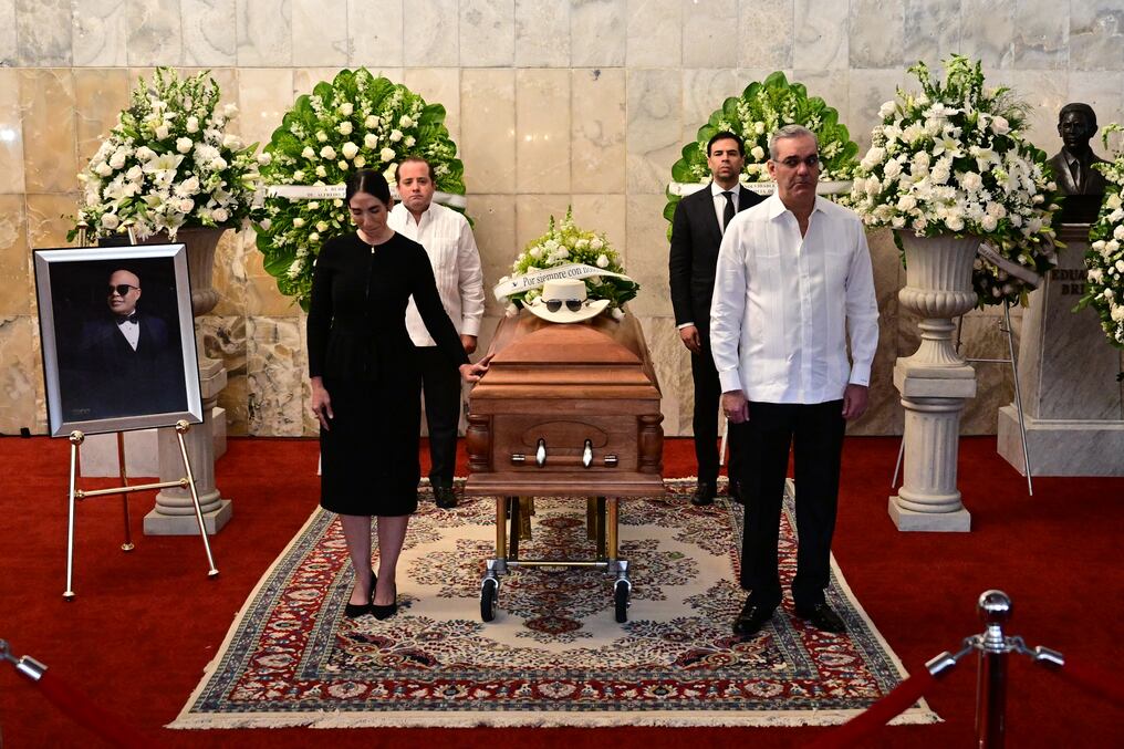 El presidente Luis Abinader y su esposa Raquel Arbaje participaron del velatorio en el Teatro Nacional de Santo Domingo. Foto: Martín Bernetti/AFP