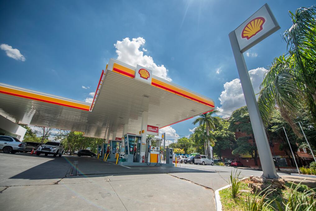 La baja corresponde a sus tres tipos de nafta y dos de diésel: Shell V-Power Nafta, Shell Fórmula Súper y Shell Fórmula Regular; Shell V-Power Diésel y Shell Evolux Diésel.  Están vigentes desde hoy. Foto: Gentileza