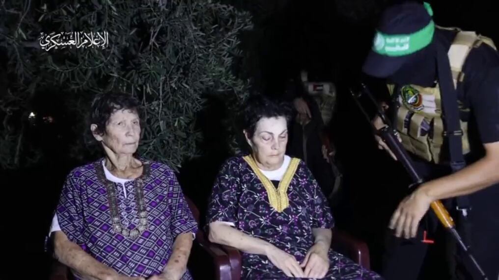 Las secuestradas Yocheved Lifschitz, de 85 años, y Nourit Kuper, de 79, fueron entregadas a la Cruz Roja. Foto: Captura de video/@HoyPalestina