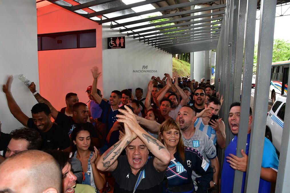 Los hinchas acompañaron la espera con cánticos durante toda la jornada, en la zona primaria. Foto: Gustavo Galeano
