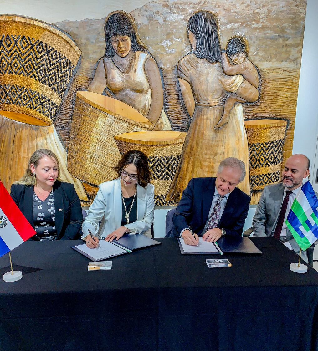 El convenio fue suscrito por el representante de CAF en Paraguay, Jorge Srur, y la presidente de la AFD, Stella Marys Guillén. Foto: Gentileza