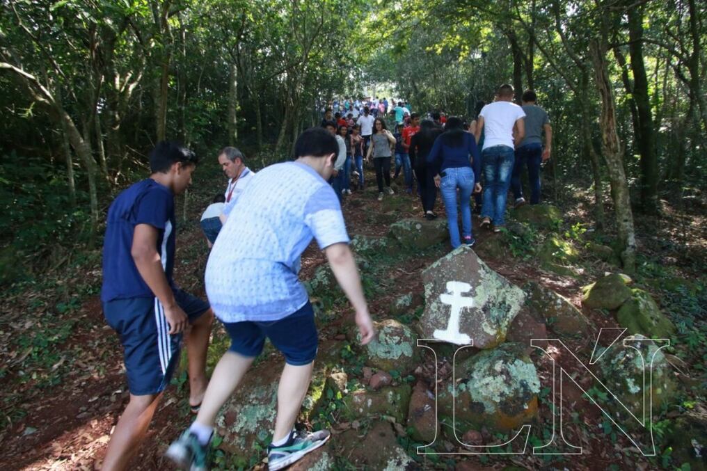 La larga fila de personas que van subiendo en constante hasta el mediodía. Algunos sectores para llegar a la cima del cerro son bastante empinados. Foto: Archivo