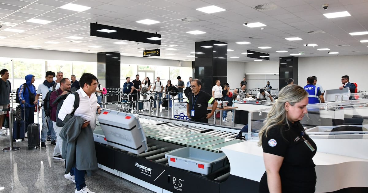 La Nación / Intenso movimiento en el aeropuerto con hinchas que viajan para ver a la selección