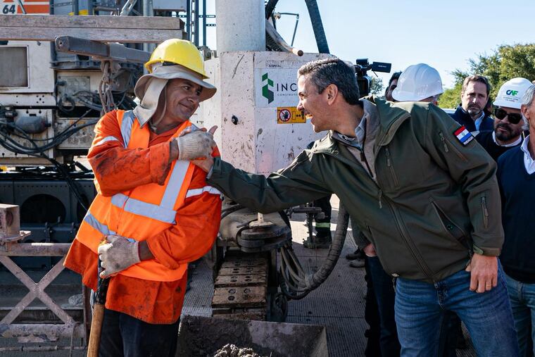 El mandatario Santiago Peña verificó avances de las obras de la rehabilitación de la ruta PY05, en el tramo Pozo Colorado-Concepción. Foto: Presidencia