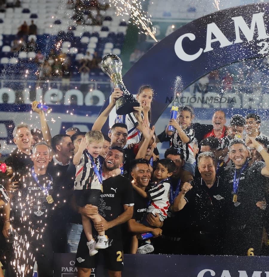 El momento cumbre con los jugadores de Libertad levantando el trofeo de campeón de la Copa de Todos. Foto: Néstor Soto