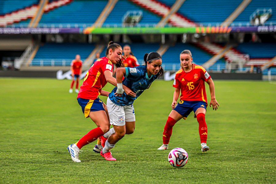 La albirroja Pamela Villalba protege el balón ante la presión de las españolas en el partido de anoche.FOTO: @APF