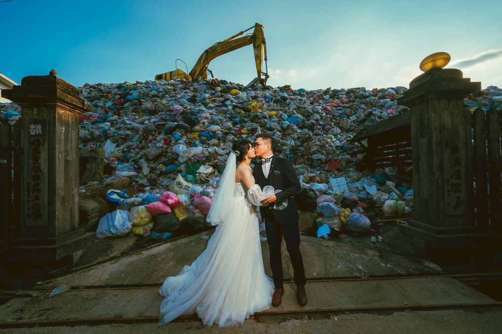 Una pareja que se casará en enero pasado ideó una curiosa imagen para anticipar su “boda ecológica”. Foto: AFP
