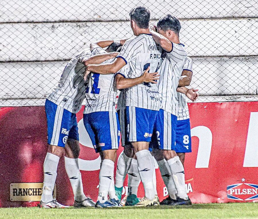 Un abrazo liberador de los futbolistas de Sol, que por ahora están libres de la presión del descenso.FOTO: @SOL DE AMÉRICA
