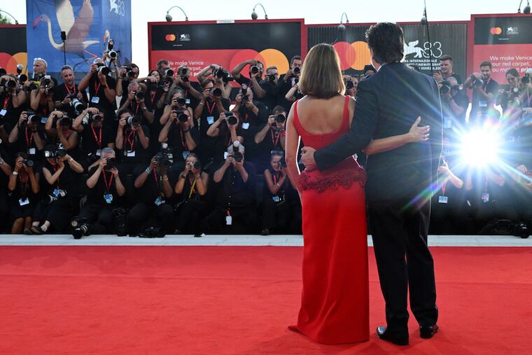 Penélope Cruz y Javier Bardem en la alfombra roja de la película “Búnker”. Foto: Tiziana FABI / AFP