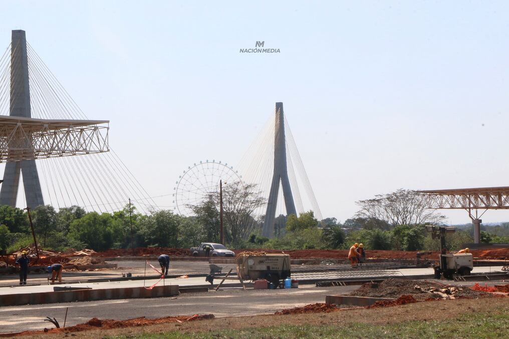 La idea de una supuesta habilitación para vehículos livianos es inviable por las obras que todavía siguen en la zona primaria del Puente de la Integración. Foto: Gustavo Galeano