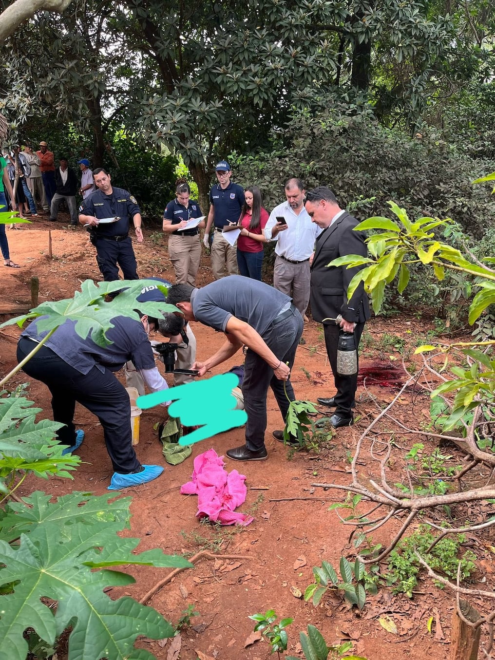 En el patio trasero de una casa fue hallado el cuerpo sin vida de un hombre, con un disparo en el cuello. Todavía no hay sospecha sobre el posible autor. Foto: Gentileza