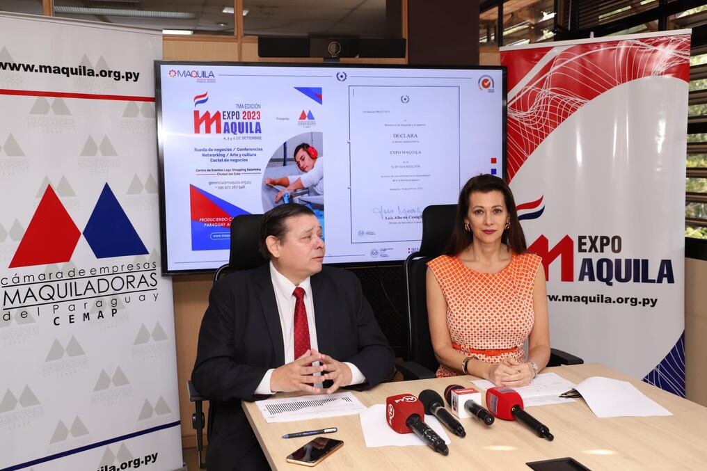 El viceministro de Industria Francisco Ruiz Díaz, y la presidenta de la Cámara de Empresas Maquiladoras del Paraguay (Cemap), Carina Daher, expusieron las estadísticas del sector. Foto: Gentileza