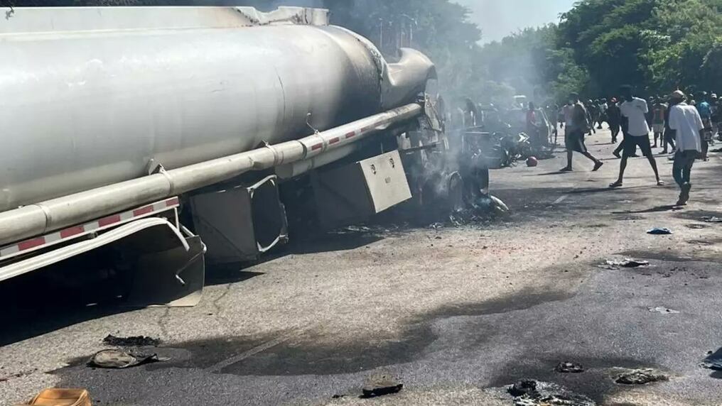Según testigos, la explosión ocurrió cuando las víctimas intentaban recolectar el combustible que perdía el camión cisterna, luego de que éste se accidentara. Foto: X