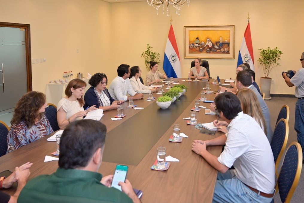 La Primera Dama, Leticia Ocampos, reunida con diferentes autoridades gubernamentales para articular una serie de proyectos que logren la revitalización de la capital del país. Foto: Gentileza