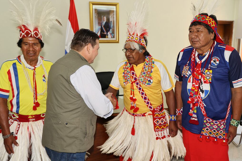Líderes Makás manifestaron su confianza en el presidente del Indert Francisco Ruiz Díaz, de intermediar de forma efectiva ante el gobierno para resolver el emblemático caso de tierras ancestrales usurpadas en Pte. Hayes. Foto: Gentileza.