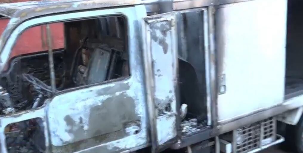 Este vehículo se consumió solo en parte. La cabina fue afectada. Foto: Captura de video
