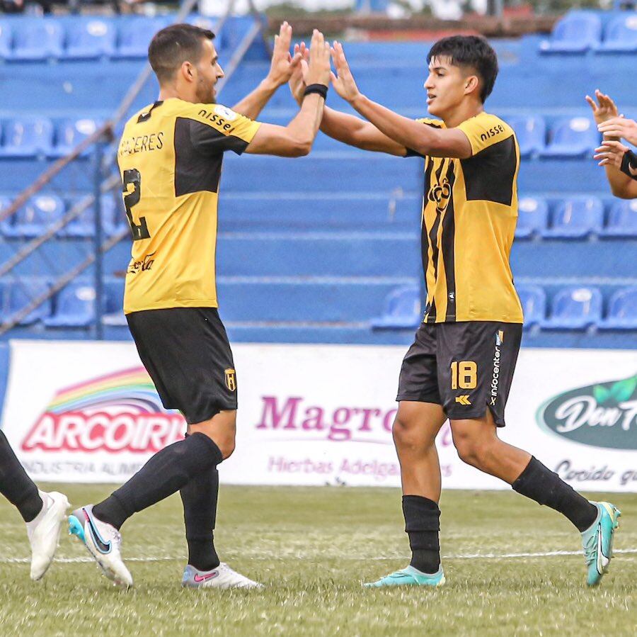 El festejo de Miño con Raúl Cáceres. El juvenil de Guaraní metió el cabezazo que se desvió en Aguilera para el único tanto de su equipo en la victoria sobre Resistencia.FOTO: CLUB GUARANÍ