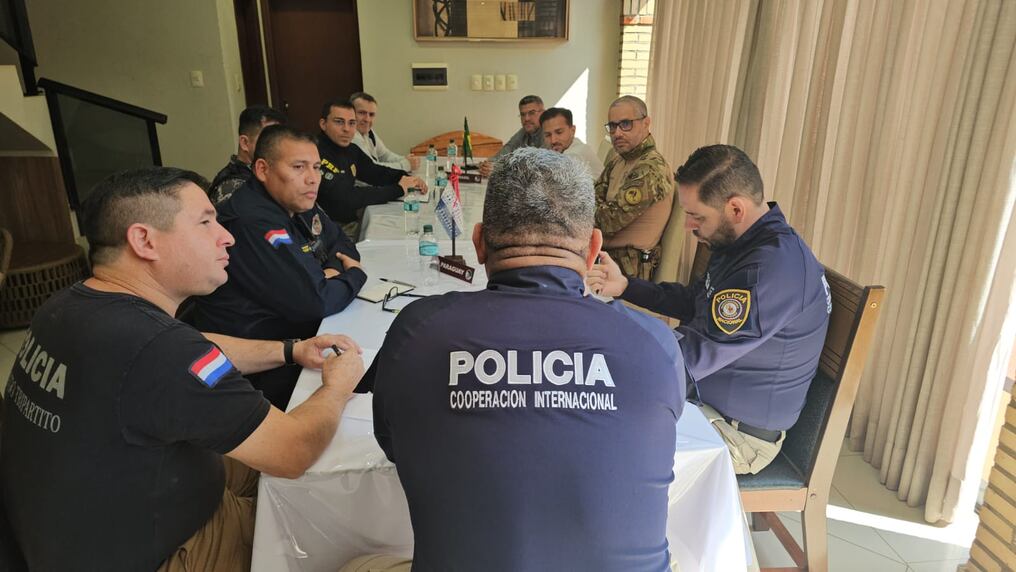 Reunión de un equipo técnico de la Policía Rodoviaria Federal de Brasil con policías del Departamento de Cooperación Internacional de la Policía Nacional, en Ciudad del Este. Analizan reforzar trabajo conjunto y cooperación. Foto: Gentileza